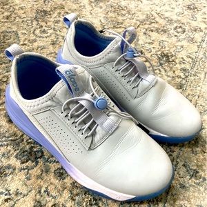 Clove nursing sneakers